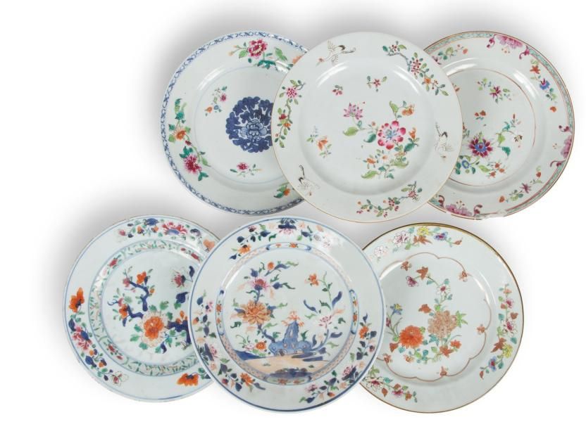 CHINE 
Six assiettes à décor polychrome des émaux de la famille rose de fleurs e&hellip;