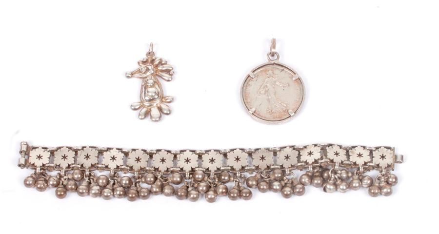Null Lot de bijoux en argent comprenant : un bracelet, deux pendentifs. 
Poids :&hellip;