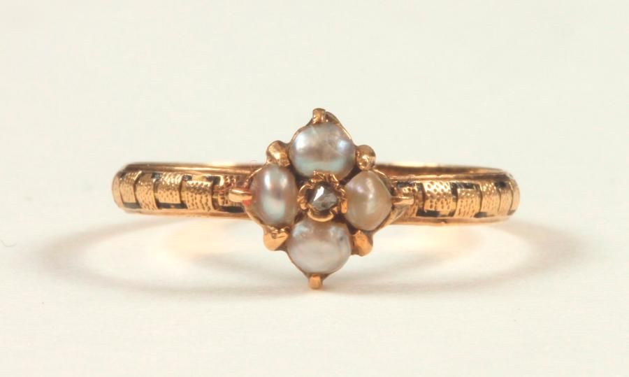 Null Bague en or 18K (750 ‰), agrémentée de 4 perles, centrée d'un petit diamant&hellip;