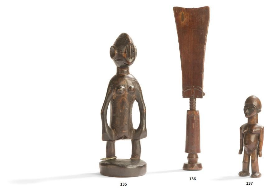 Null Une ancienne statuette-poupée akwaba au corps stylisé et à décors gravés pe&hellip;
