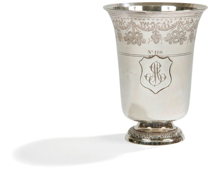 Null Timbale tulipe sur piédouche en argent, gravée de motifs fleuris sur fond a&hellip;