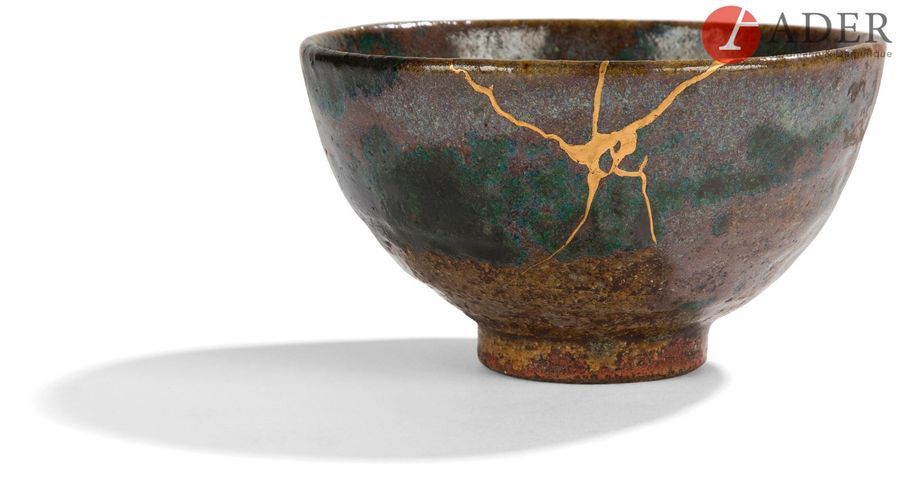 Null JAPON - XIXe siècle
Chawan en grès brun émaillé noir vert et gris. Restaura&hellip;