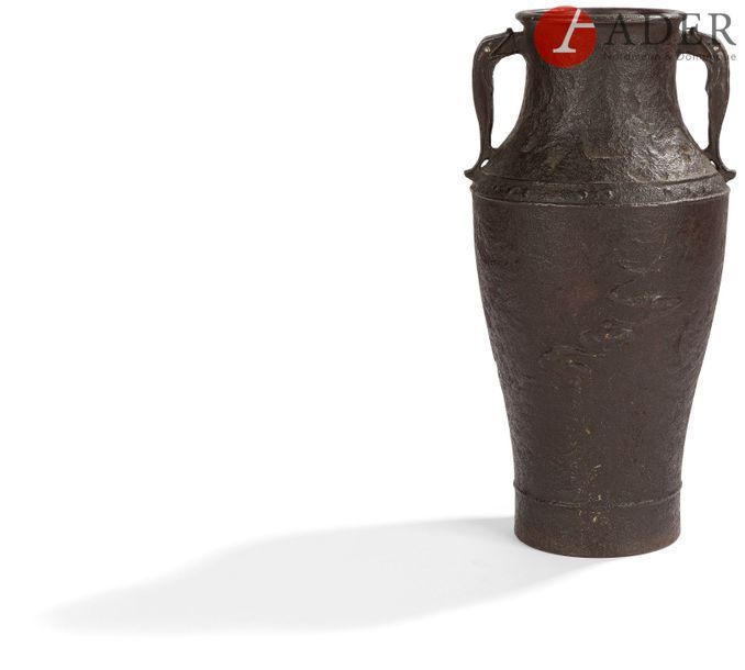 Null JAPON - XIXe siècle
Vase en fonte de fer de forme balustre à deux anses de &hellip;