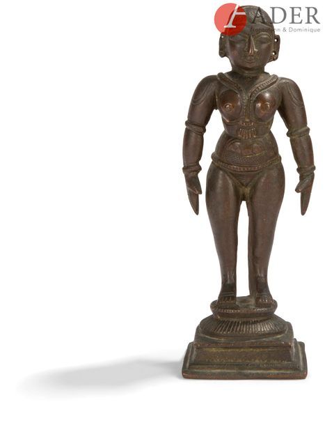 Null INDE - Fin XIXe siècle
Statuette de divinité féminine debout en bronze à pa&hellip;