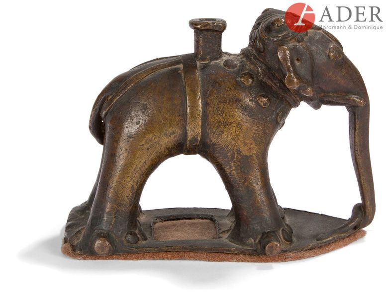 Null INDE - Vers 1900
Porte-baguette d’encens en forme d’éléphant en bronze à pa&hellip;