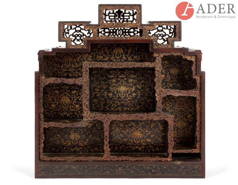 Null CHINE - XIXe siècle
Cabinet en bois laqué noir à sept étagères, à décor en &hellip;