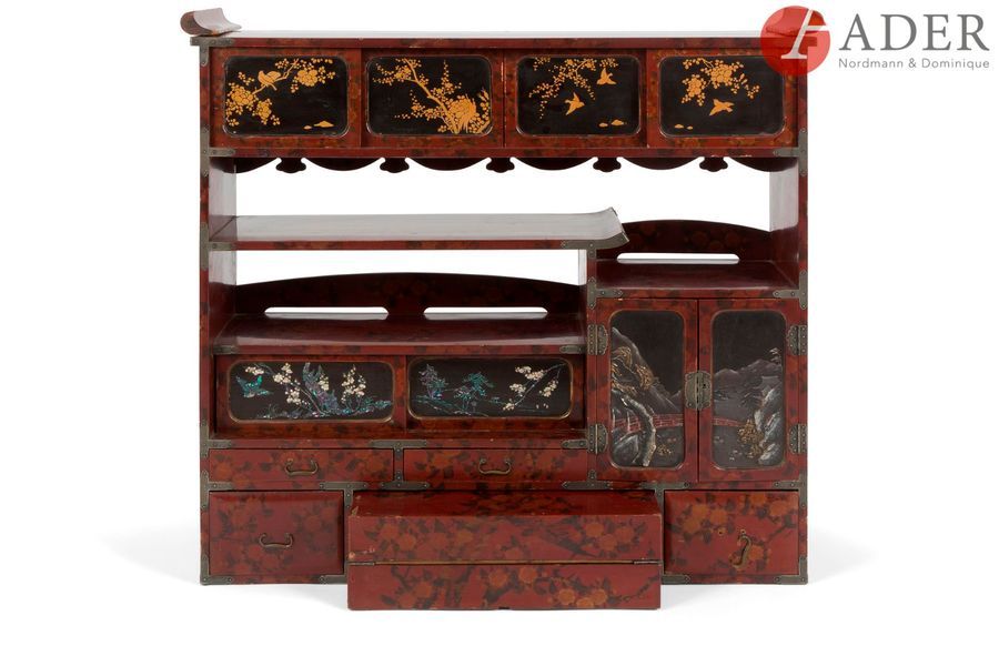 Null JAPON - Début XXe siècle
Cabinet en laque rouge orné de fleurs stylisées, o&hellip;