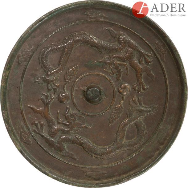 Null Corée - Style GORYEO
Miroir en bronze à décor en relief de deux dragons s’a&hellip;