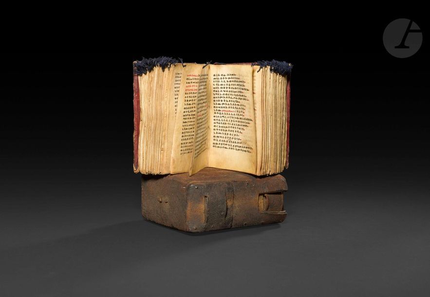 Null Manuscrit liturgique sur parchemin
Plat de reliure en bois couvert de cuir.&hellip;