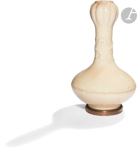 Null CHINE - XVIIe siècle
Vase à col en gousse d’ail à panse basse en grès émail&hellip;