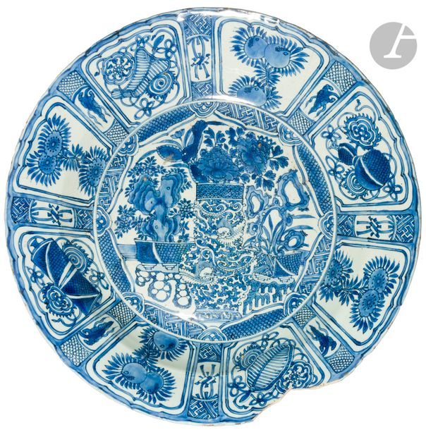 Null CHINE - Début XVIIe siècle
Grand plat Kraak en porcelaine émaillée en bleu &hellip;