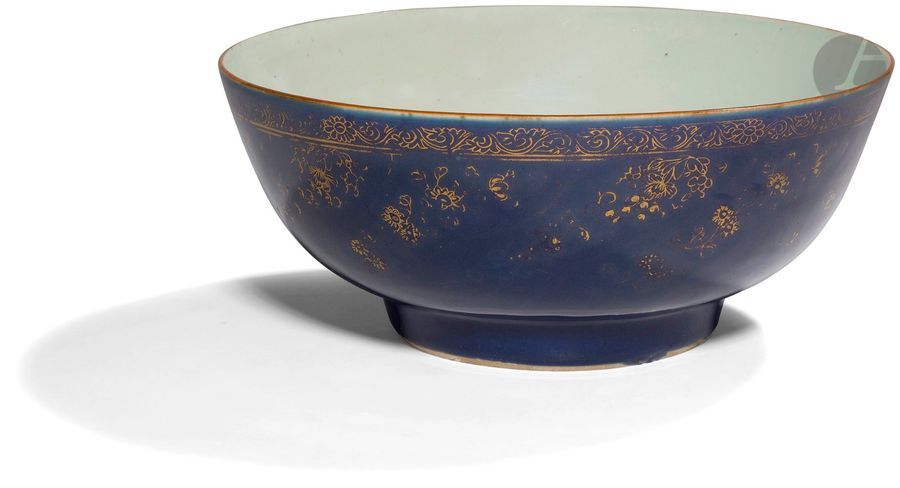 Null CHINE - XVIIIe siècle
Bol à punch en porcelaine émaillée bleue poudrée orné&hellip;