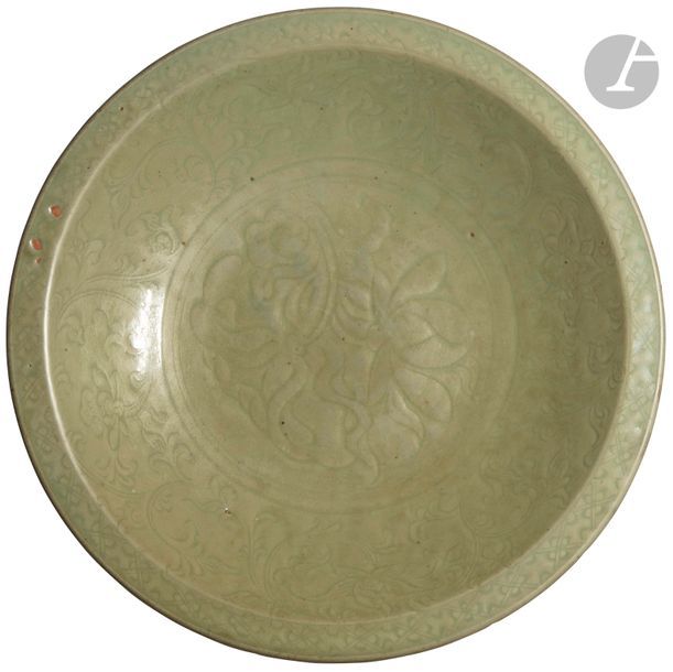 Null CHINE - Époque MING (1368 - 1644)
Plat rond en grès émaillé vert céladon à &hellip;
