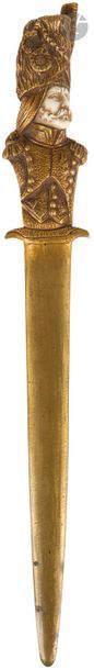 Null Albert SCHRODEL 
Coupe-papier en bronze doré et ivoire, à poignée représent&hellip;