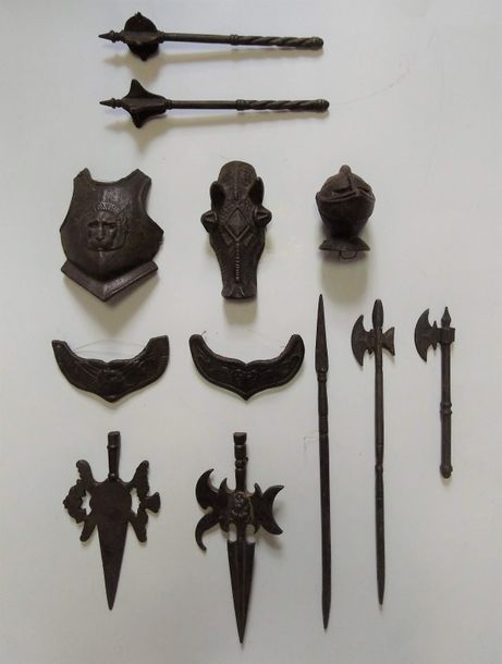 Null Douze éléments de panoplie de chevalier miniature (dont armet, chanfrein, g&hellip;