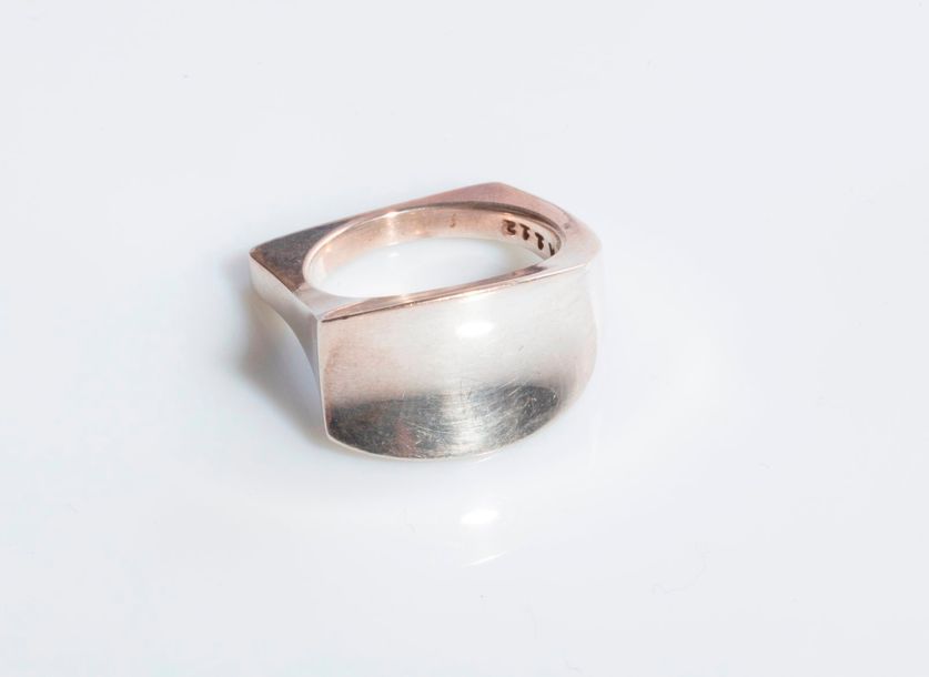 Null GEORG JENSEN. Bague asymétrique en argent, élargie et concave. Travail dano&hellip;