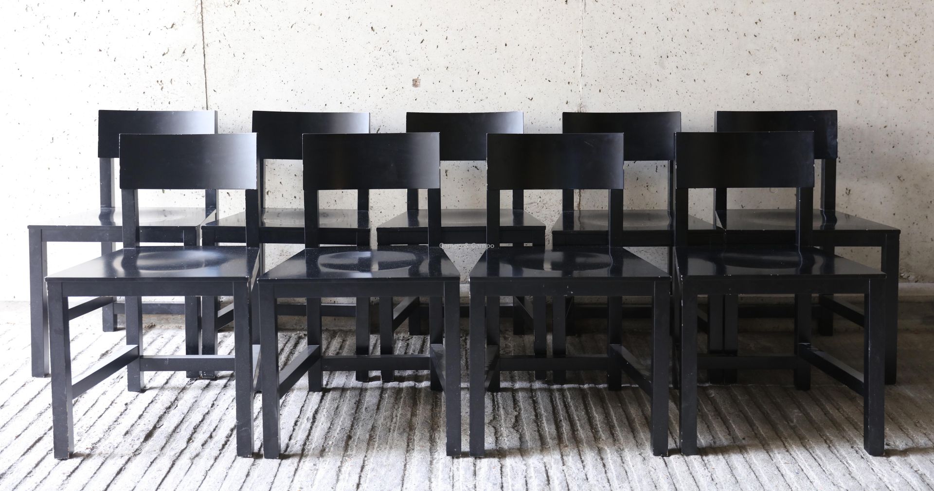 VARIA Neuf chaises shaker en laque noire par Atelier Van Lieshout
Negen shaker s&hellip;