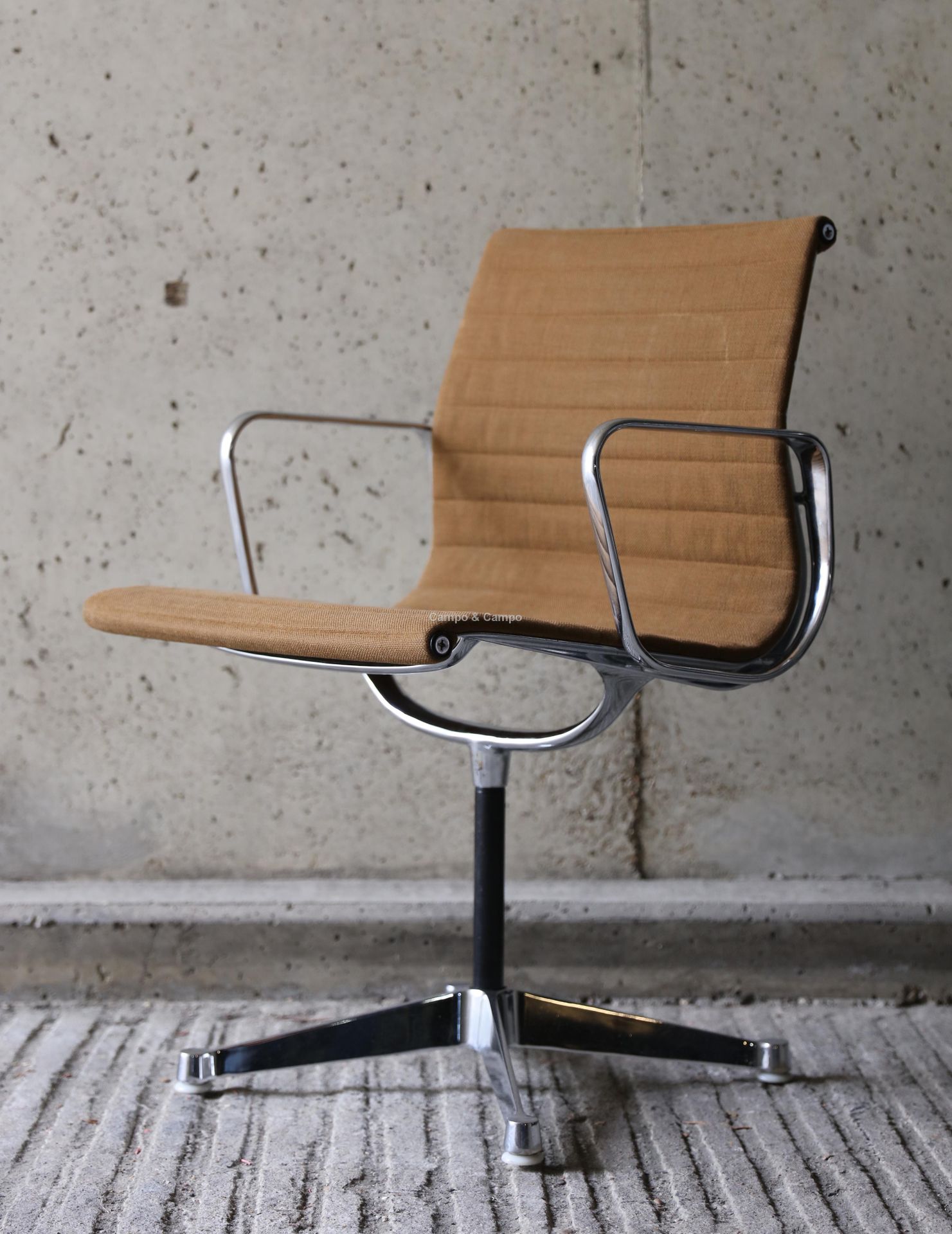 VARIA Chaise de bureau 'EA 108' par Ray & Charles Eames pour Vitra. Aluminium et&hellip;