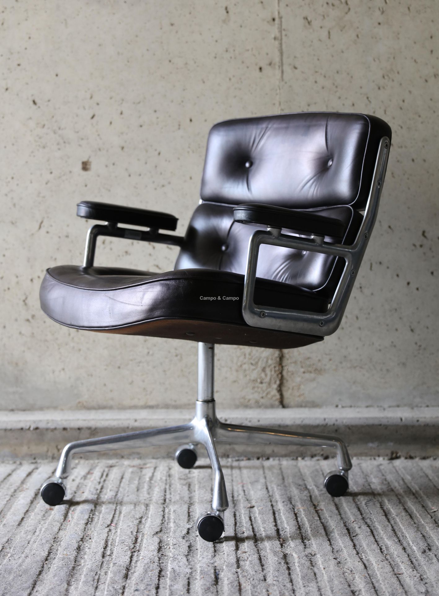 VARIA Lobby Chair 'ES 104' en cuir noir par Ray & Charles Eames pour le bâtiment&hellip;