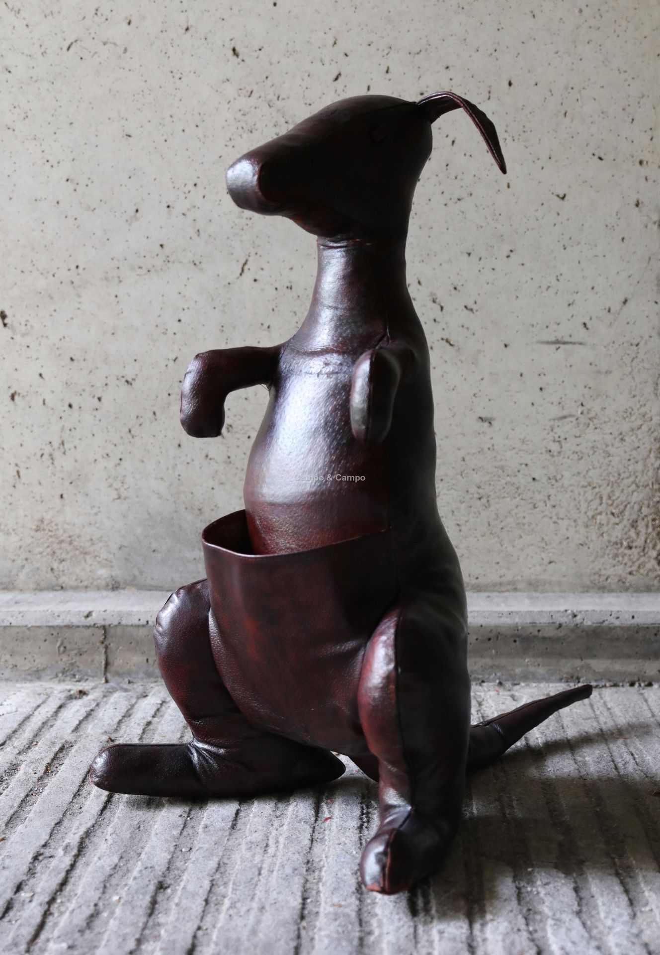 VARIA Porte-revues en forme de kangourou par Dimitri Omersa pour Abercrombie & F&hellip;