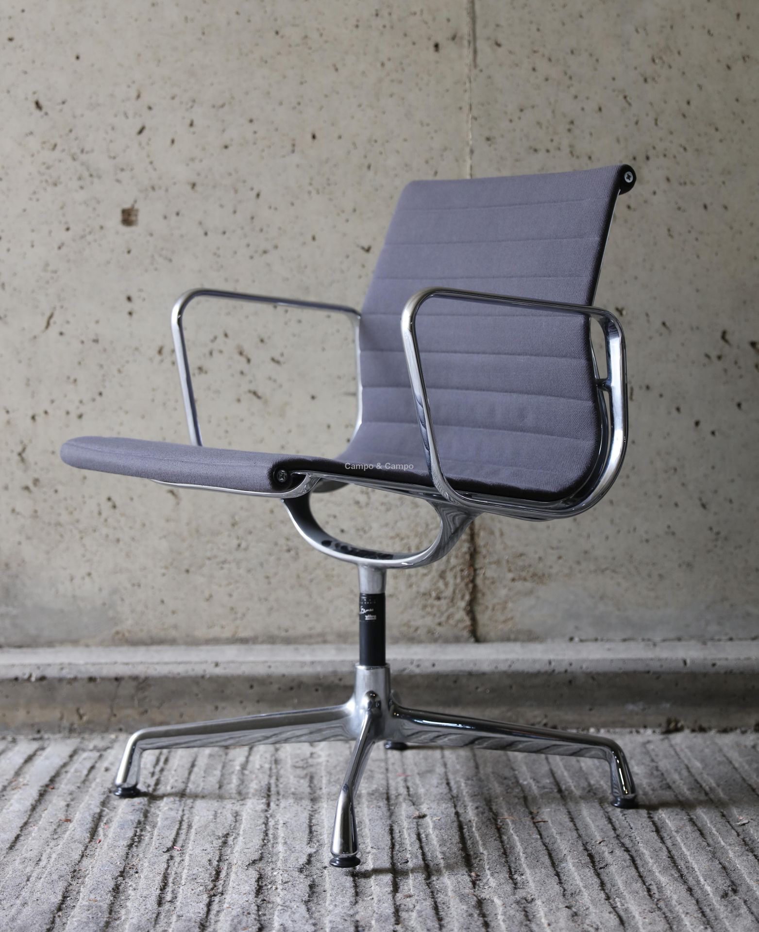 VARIA Chaise de bureau 'EA 108' par Ray & Charles Eames pour Vitra. Aluminium et&hellip;