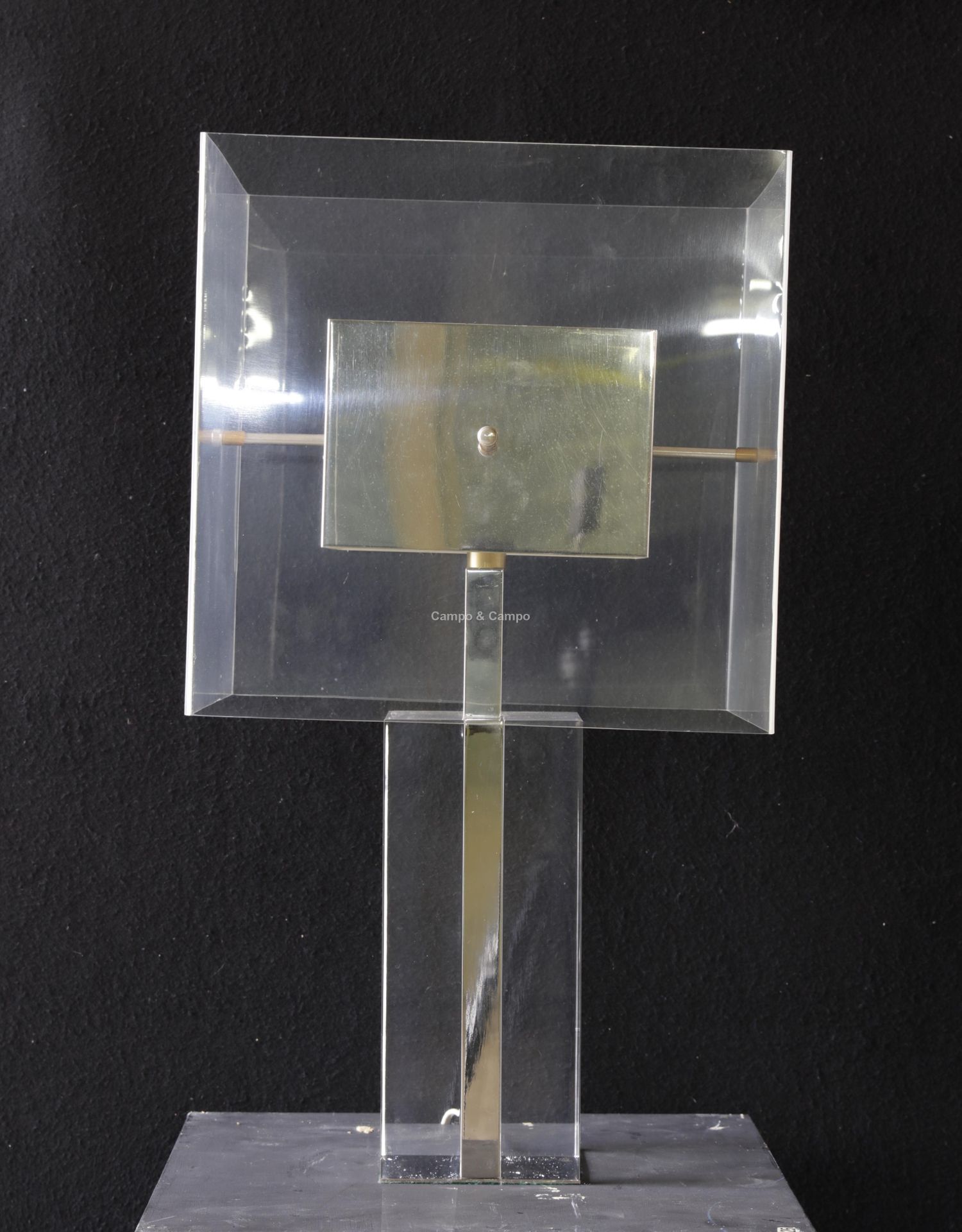 VARIA 
铂金灯罩。底部和腹部是有机玻璃。 



紧凑型灯管，有透明的外壳和盖子。



H= 65厘米