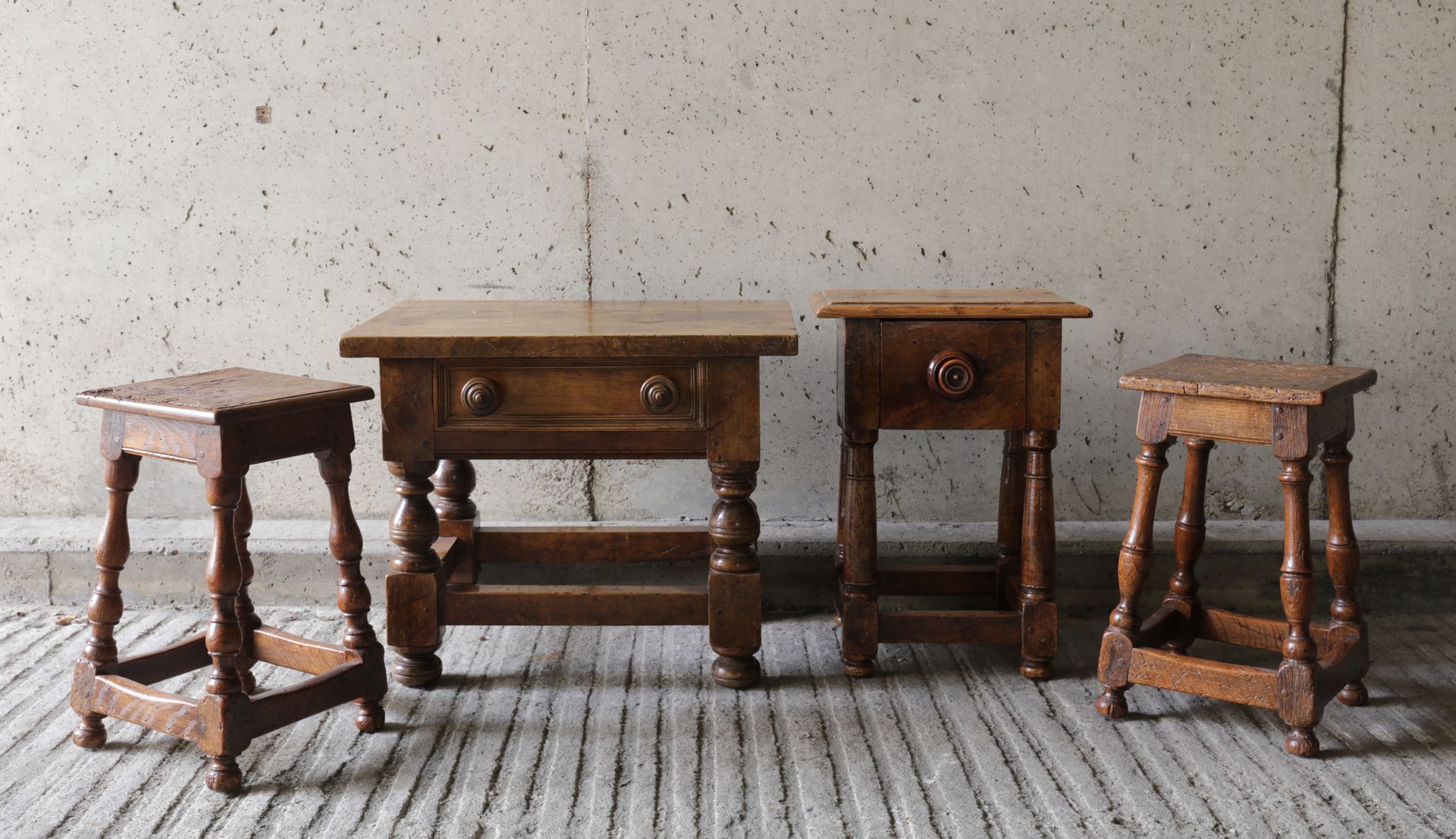 VARIA 一批小家具（4件）。一对凳子和两个边桌
Lot van kleine meubelen (4stuks).几把刷子和两把刷子
 各个厘米