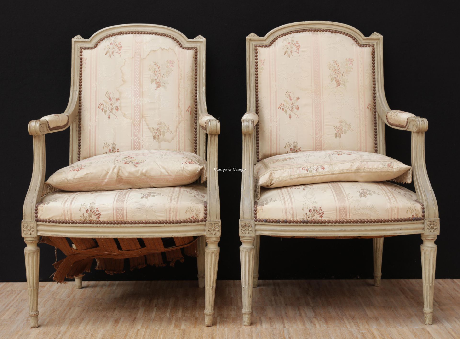 VARIA 一对路易十六风格的扶手椅
Paar fauteuils in Louis XVI stijl
 H= 98 cm