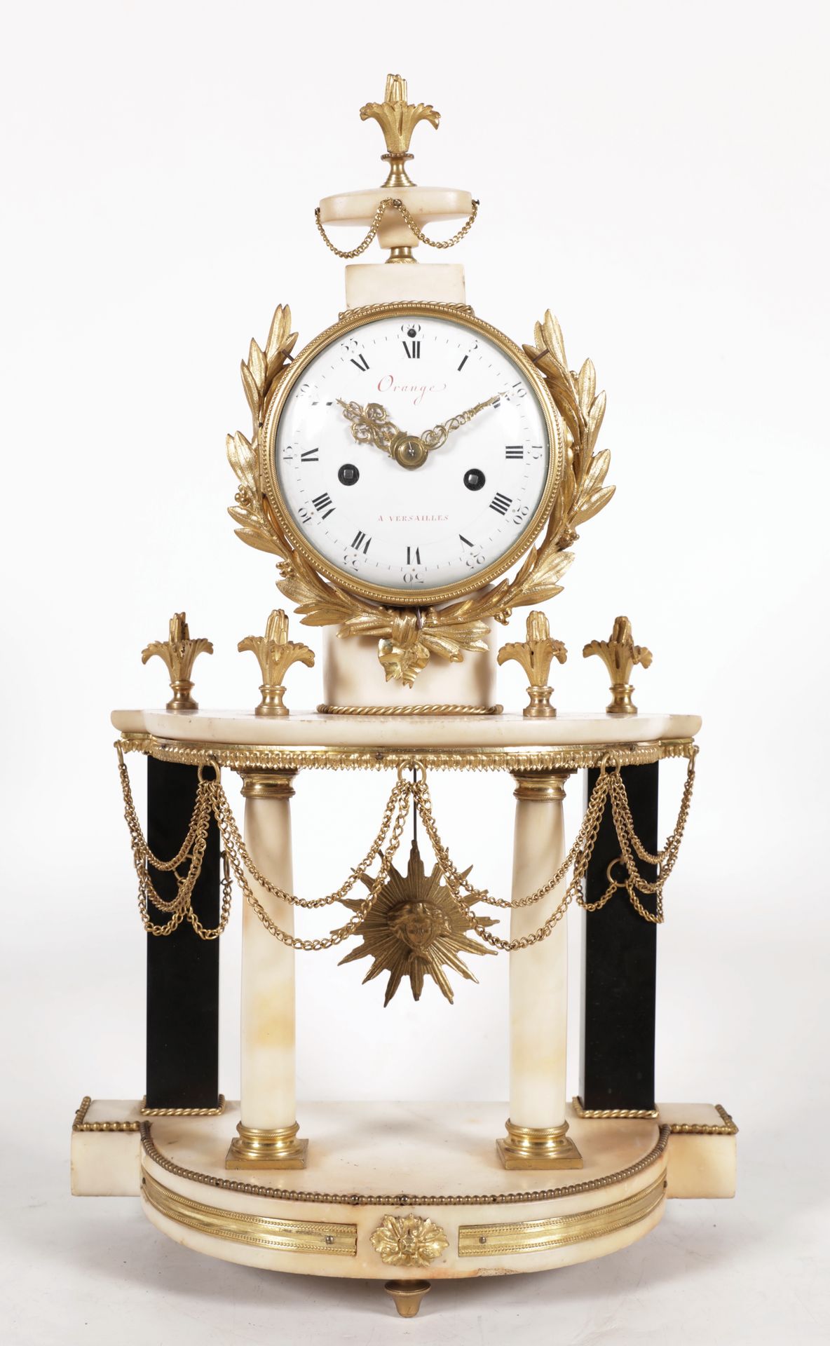 SCHOUWKLOK MARMER WIT/ZWART Louis XVI period mantel clock in white marble, black&hellip;