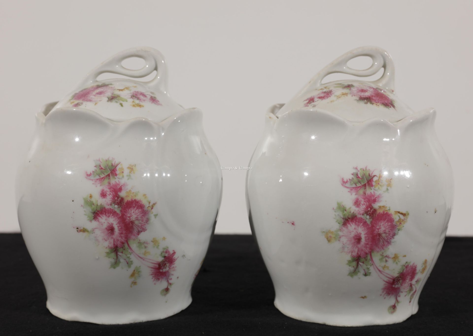 VARIA Pair of white porcelain pots with flowers
Paar dekselpotjes van wit porsel&hellip;
