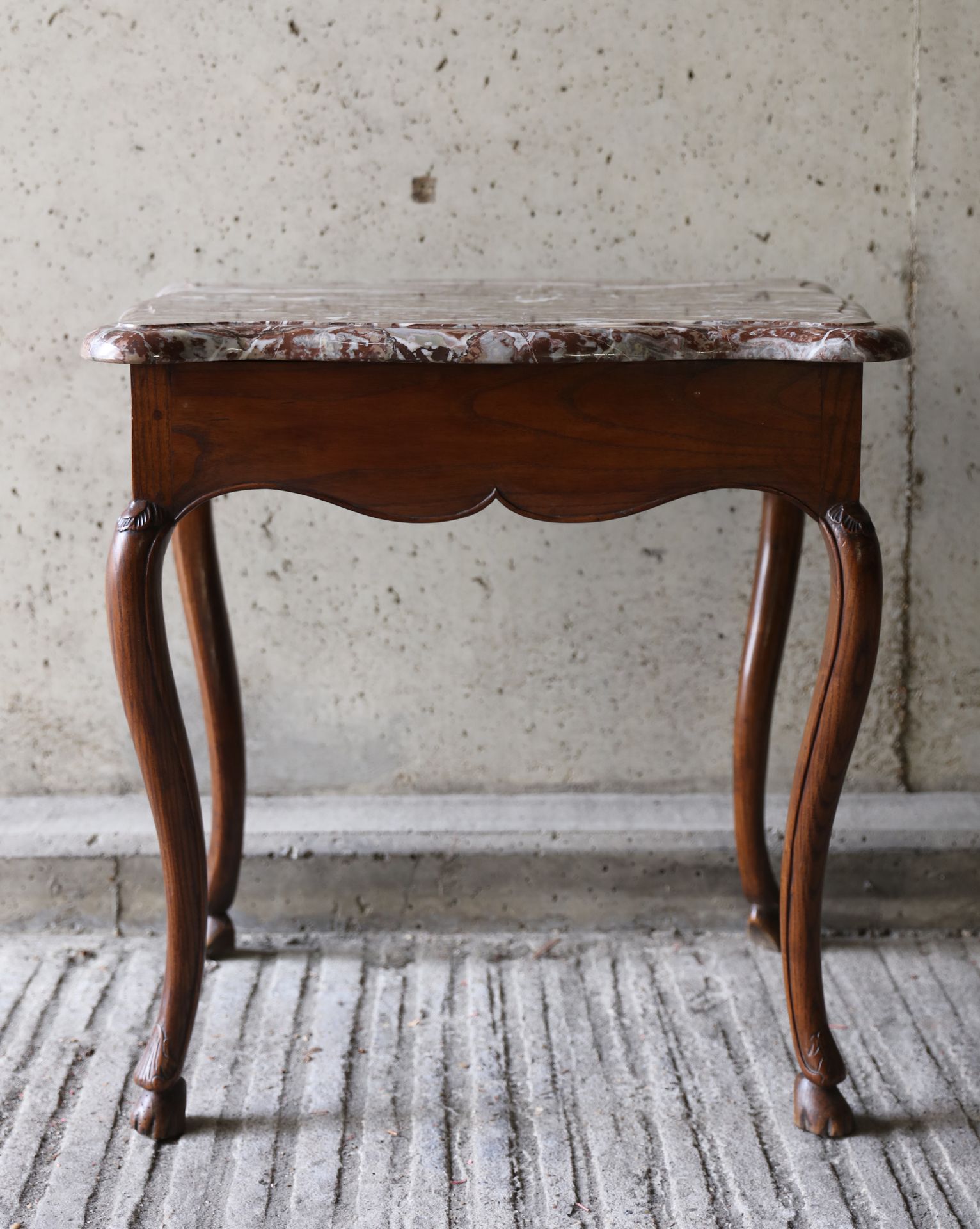 VARIA 1887-1972 带大理石桌面的路易十六小桌
Louis XVI tafeltje met marmeren blad
 72 x 70 x 55&hellip;