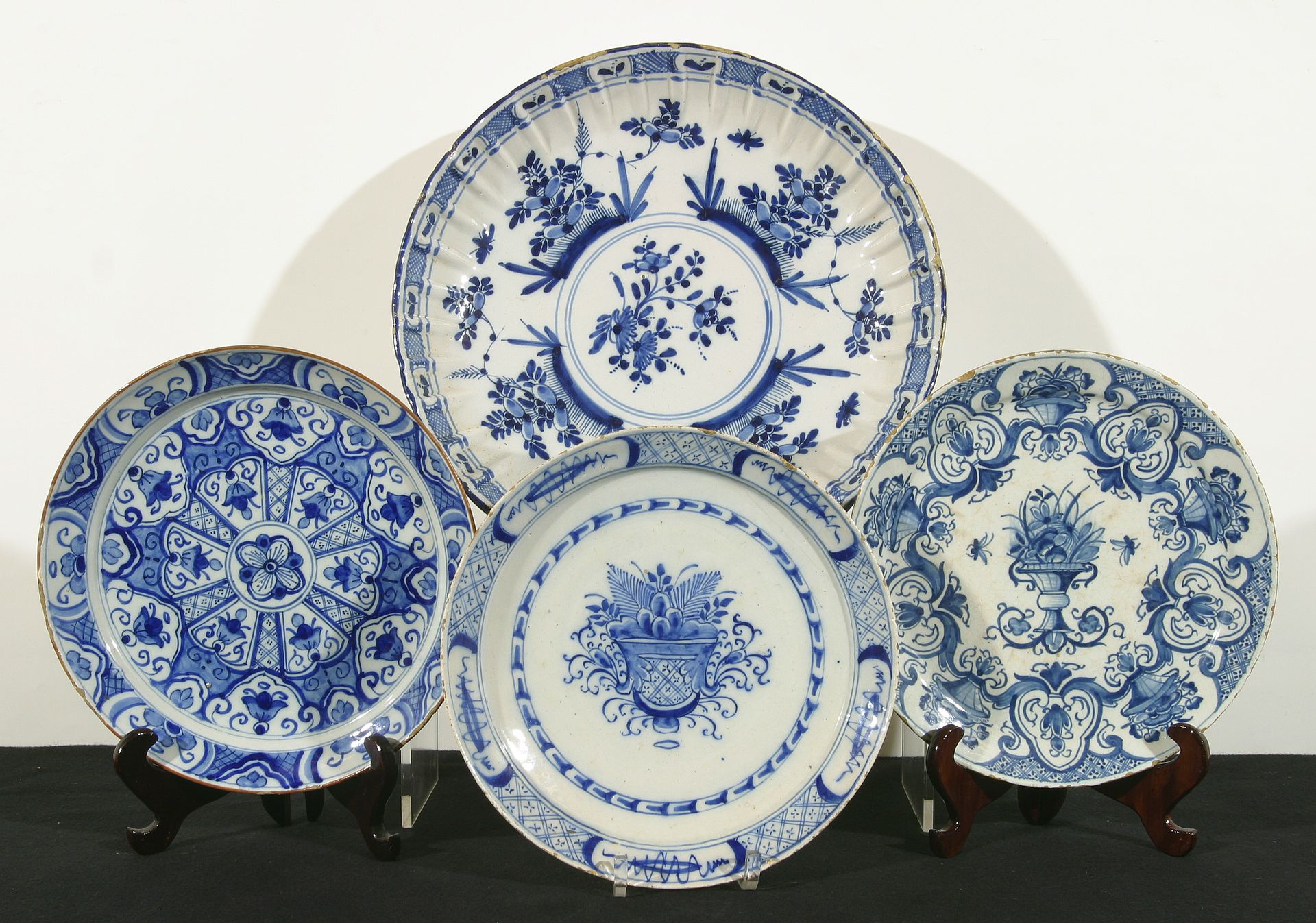 VARIA 1887-1972 一套4个代尔夫特蓝的盘子
Lot van 4 borden in Delfts blauw