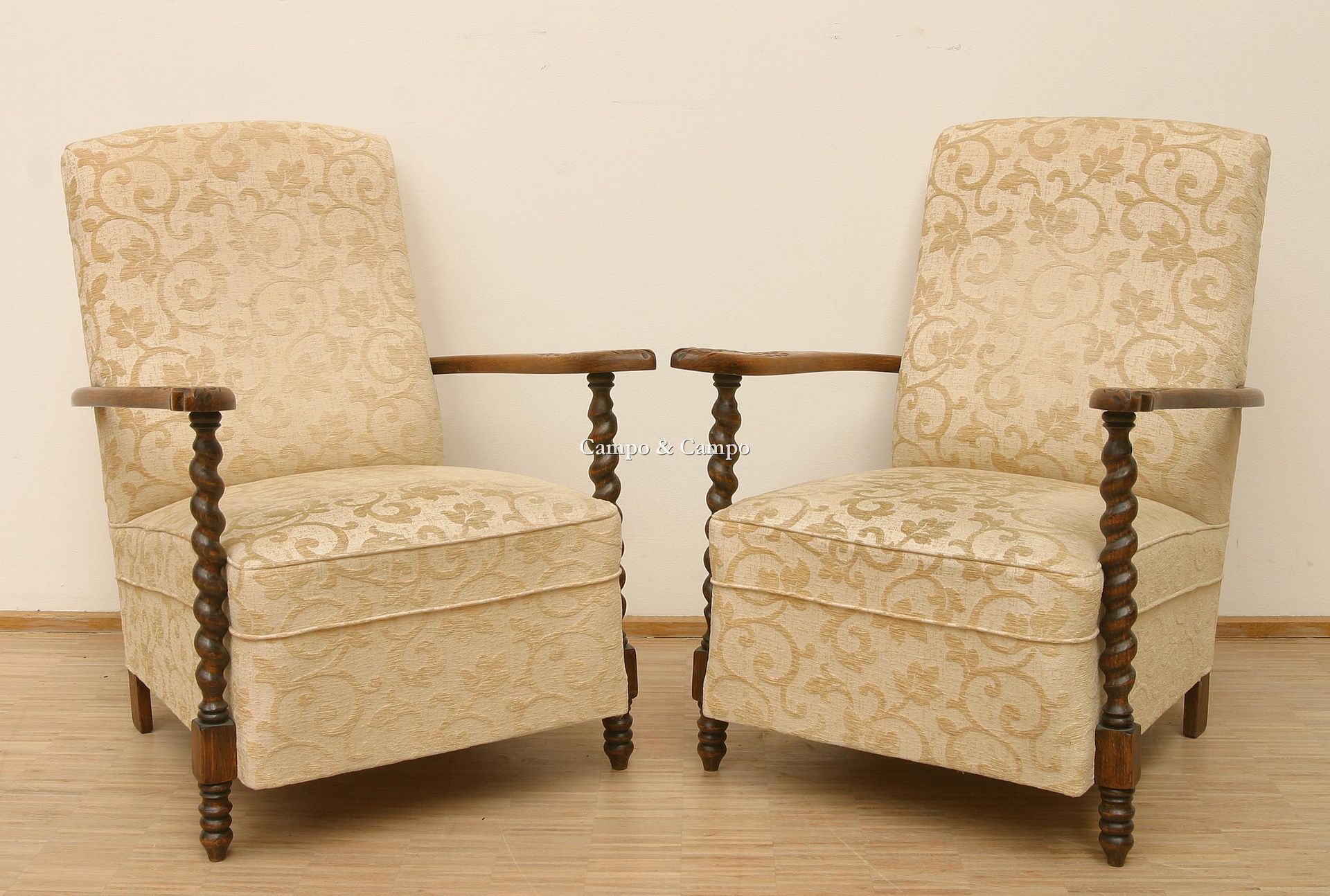 VARIA Two armchairs with fish-shaped armrests
Twee armstoelen met leuning in vis&hellip;