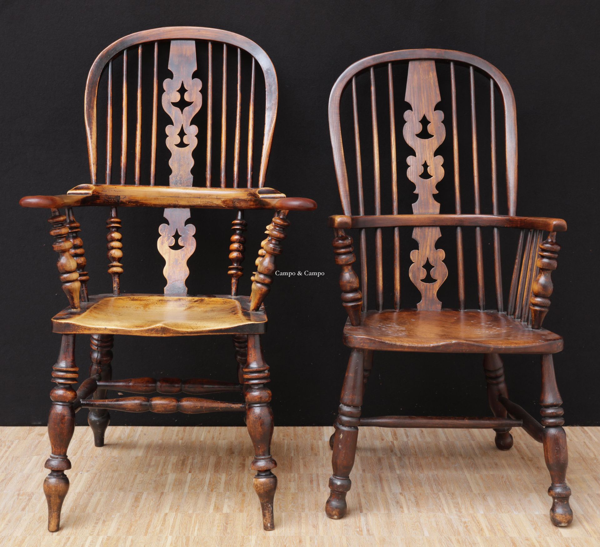 VARIA XIX Pair de chaises en chêne de style Western
Paar eiken armstoelen in 'Sa&hellip;