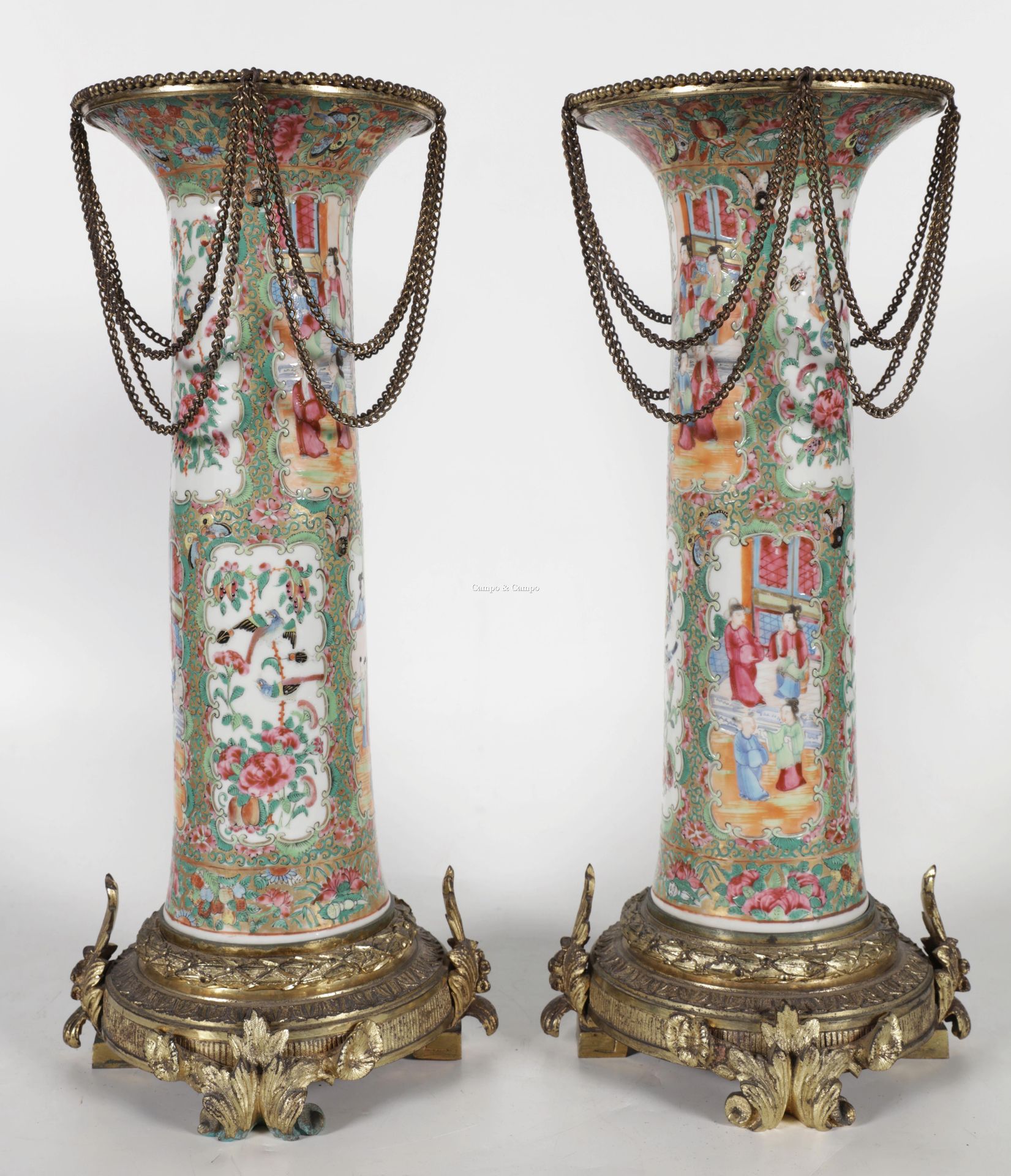VARIA 一对中国瓷器的喇叭形花瓶，是玫瑰色的。广东人的装饰，有字的刻痕与有鸟、甲虫、蝴蝶和植物的刻痕交替出现。火鎏金的青铜支架。乾隆时期
Paar trom&hellip;