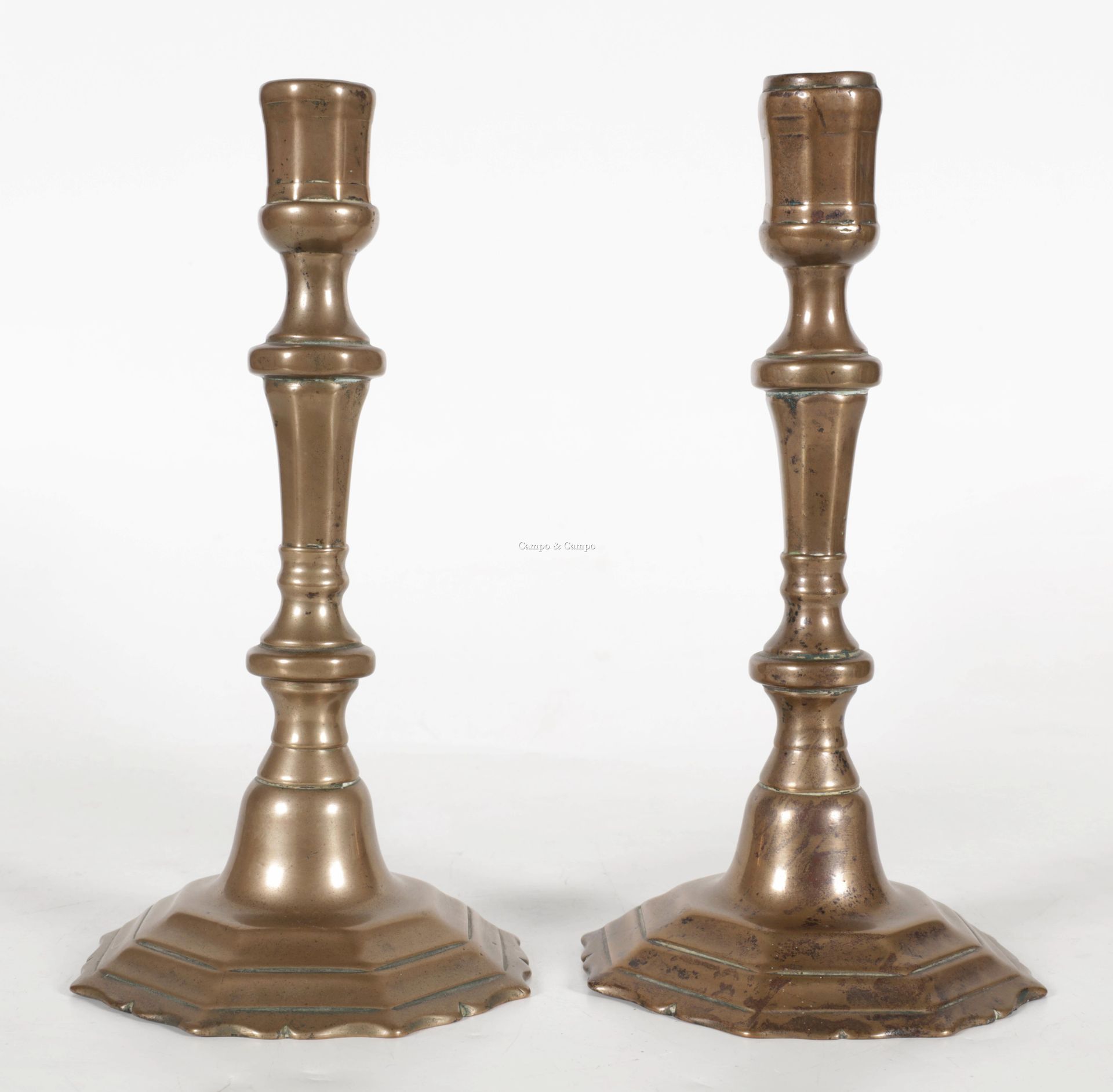 VARIA 一对带栏杆的青铜烛台，18世纪
Paar bronzen kaarsenhouders met balustervormige schacht, 1&hellip;