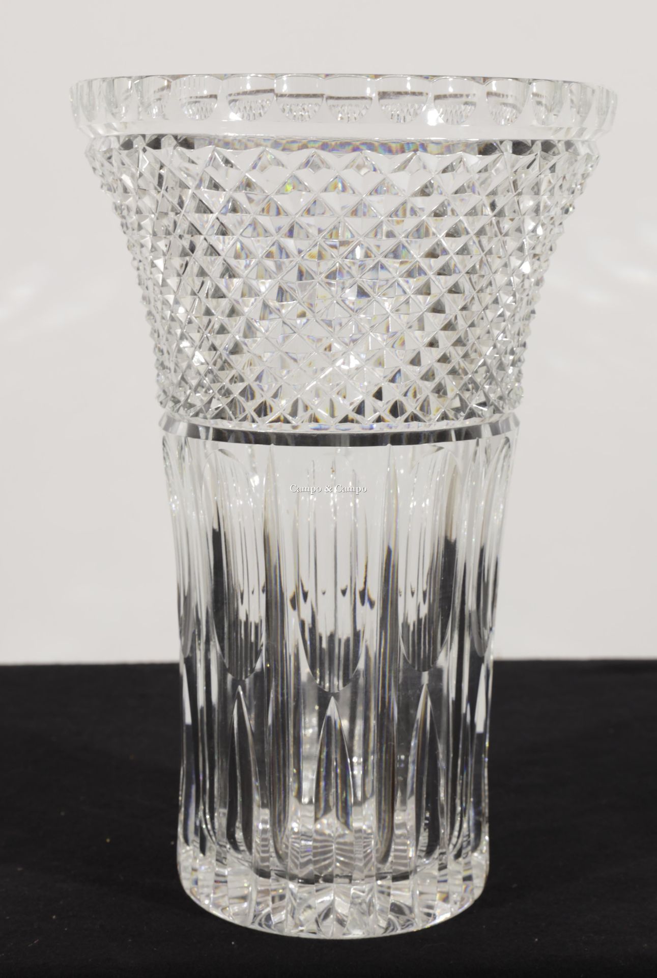 VARIA 透明水晶花瓶，可能是波西米亚水晶
Vaas van helder kristal, mogelijk Boheems
 H= 32 cm