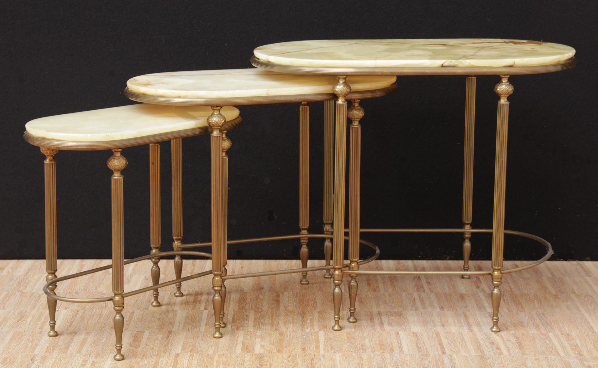 VARIA Serie de 3 tables gigognes en cuivre et tablette en marbre
Drie bijzettafe&hellip;
