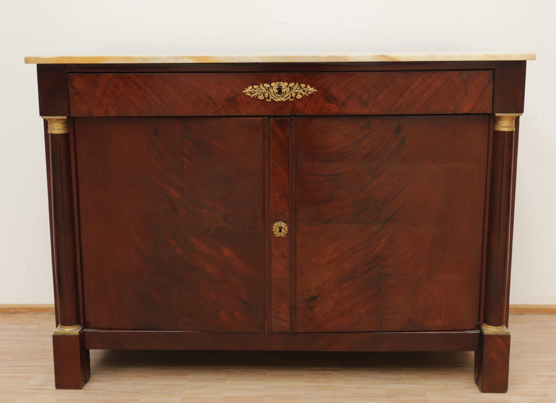 VARIA Mahogany veneer dresser from the Empire period. It consists of a cabinet b&hellip;