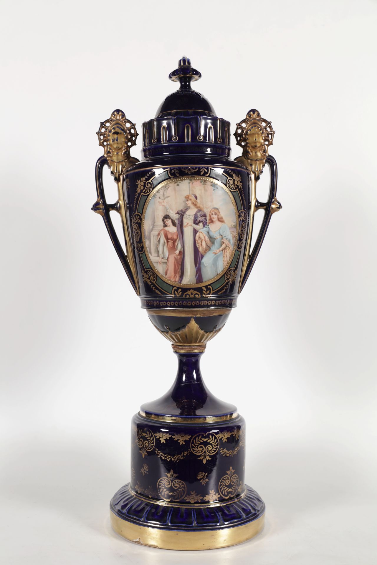 VARIA Viennese vase with three elegant ladies in the medallion 
Weense dekselvaa&hellip;