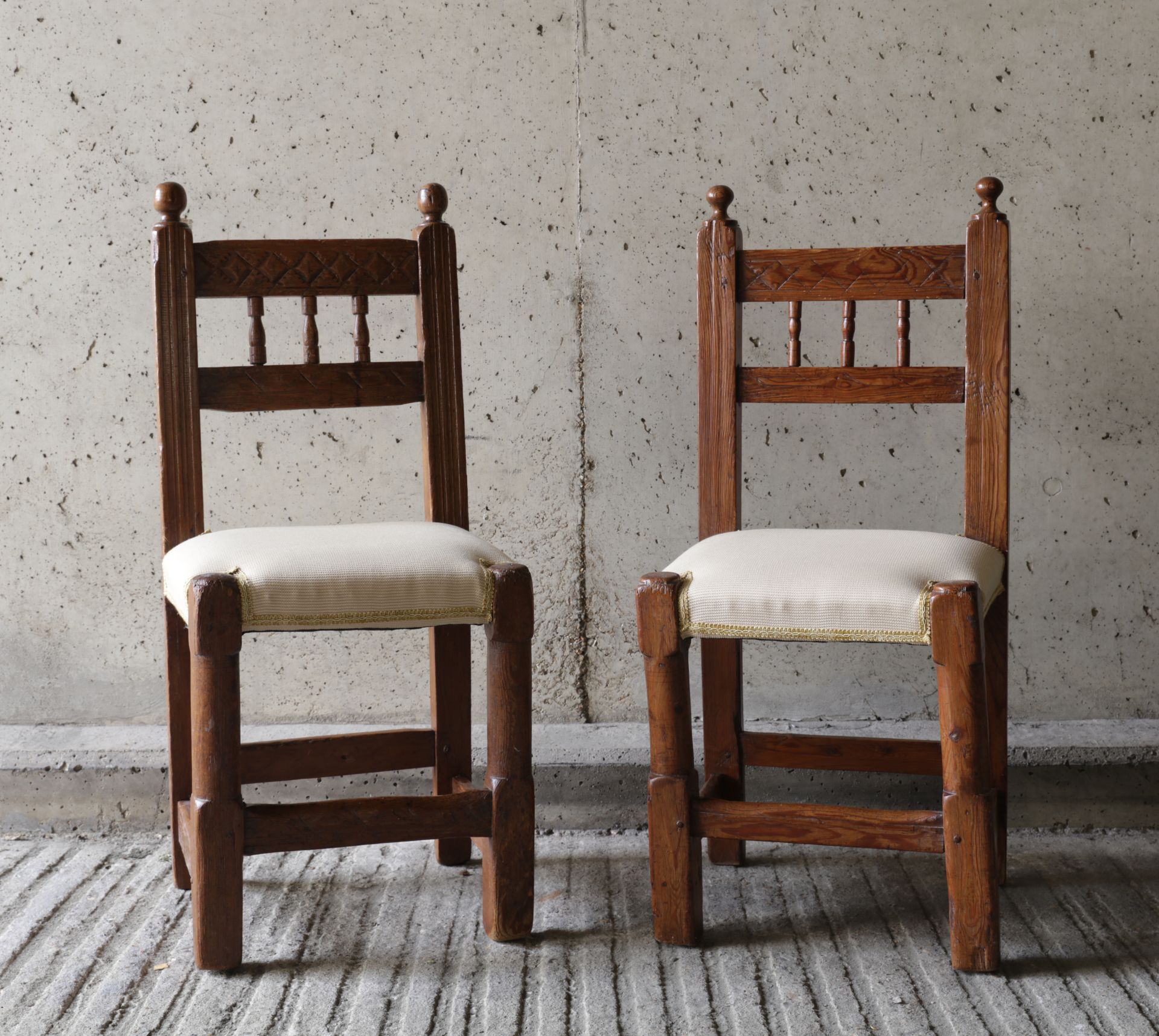 VARIA Pair of charming chairs in oak. Covered with white fabric
Paar charmante s&hellip;