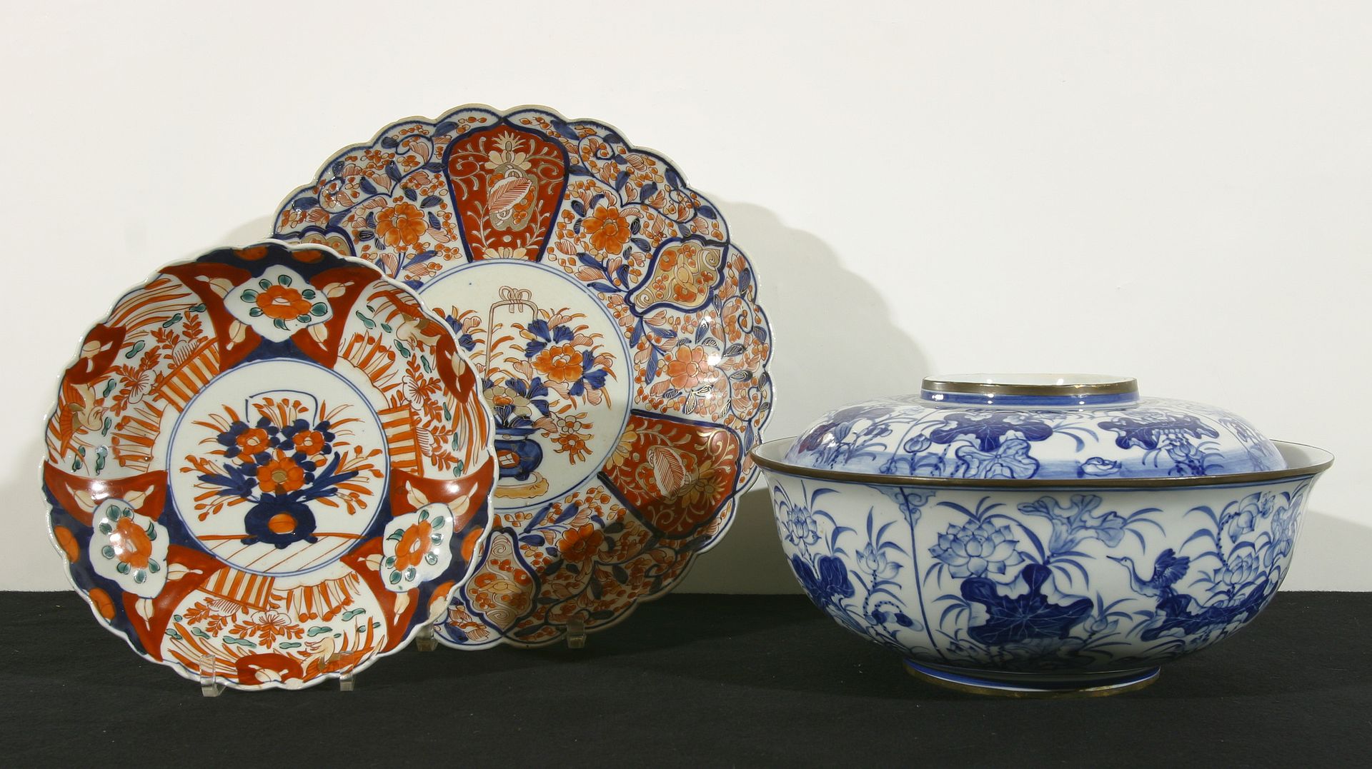 VARIA 1887-1972 瓷器套装。一个中国青花瓷花瓶。两个带有伊万里珐琅装饰的瓷盘
Lot porselein。一辆蓝色的卡车。两条门廊边的伊玛瑞装饰
&hellip;