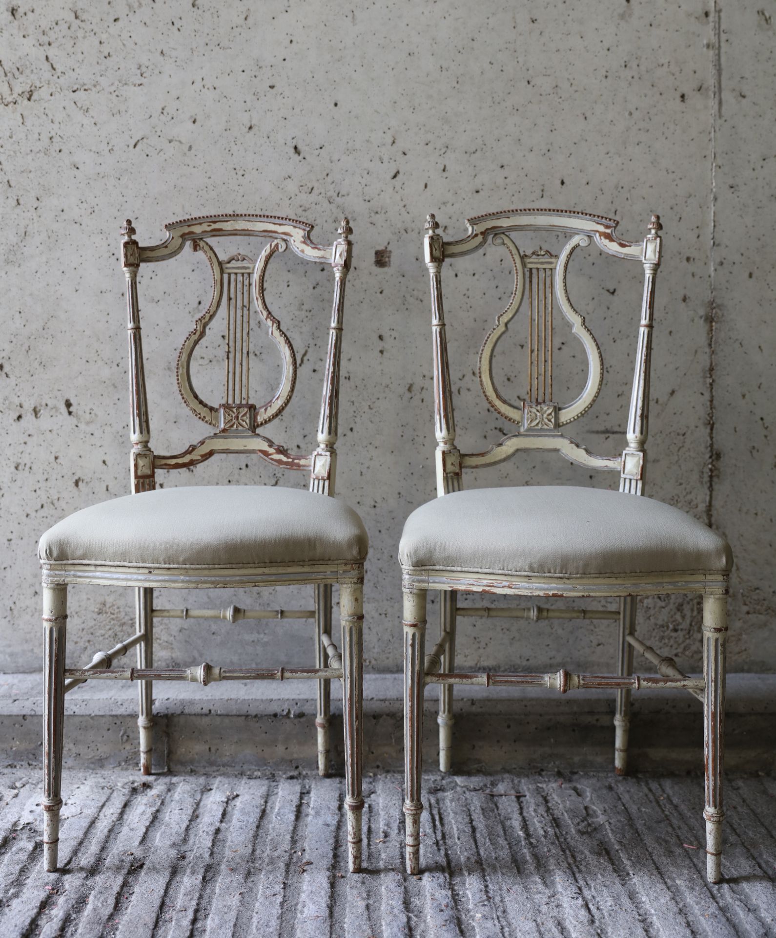VARIA Paire de chaises de style Louis XVI, dossier en forme d'un lyre
Paar stoel&hellip;