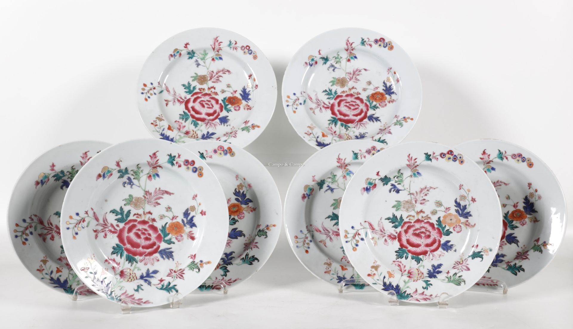 VARIA Serie di otto piatti in smalto famille rose con decorazione floreale
Reeks&hellip;