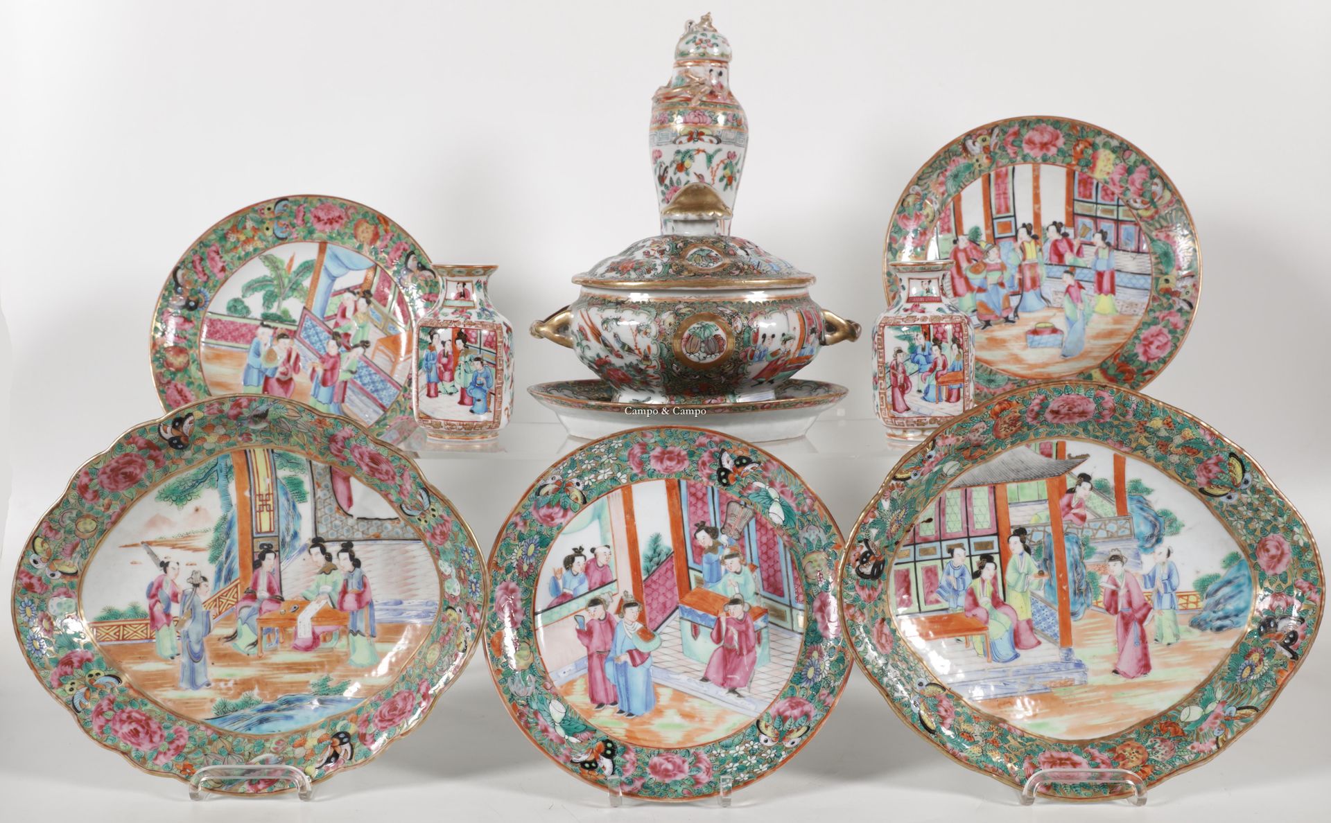 VARIA 多样化的广东瓷器，包括两个盘子、两个花瓶、一个小花瓶和一个有盖的陶罐
Lot kanton porselein; drie borden en tw&hellip;