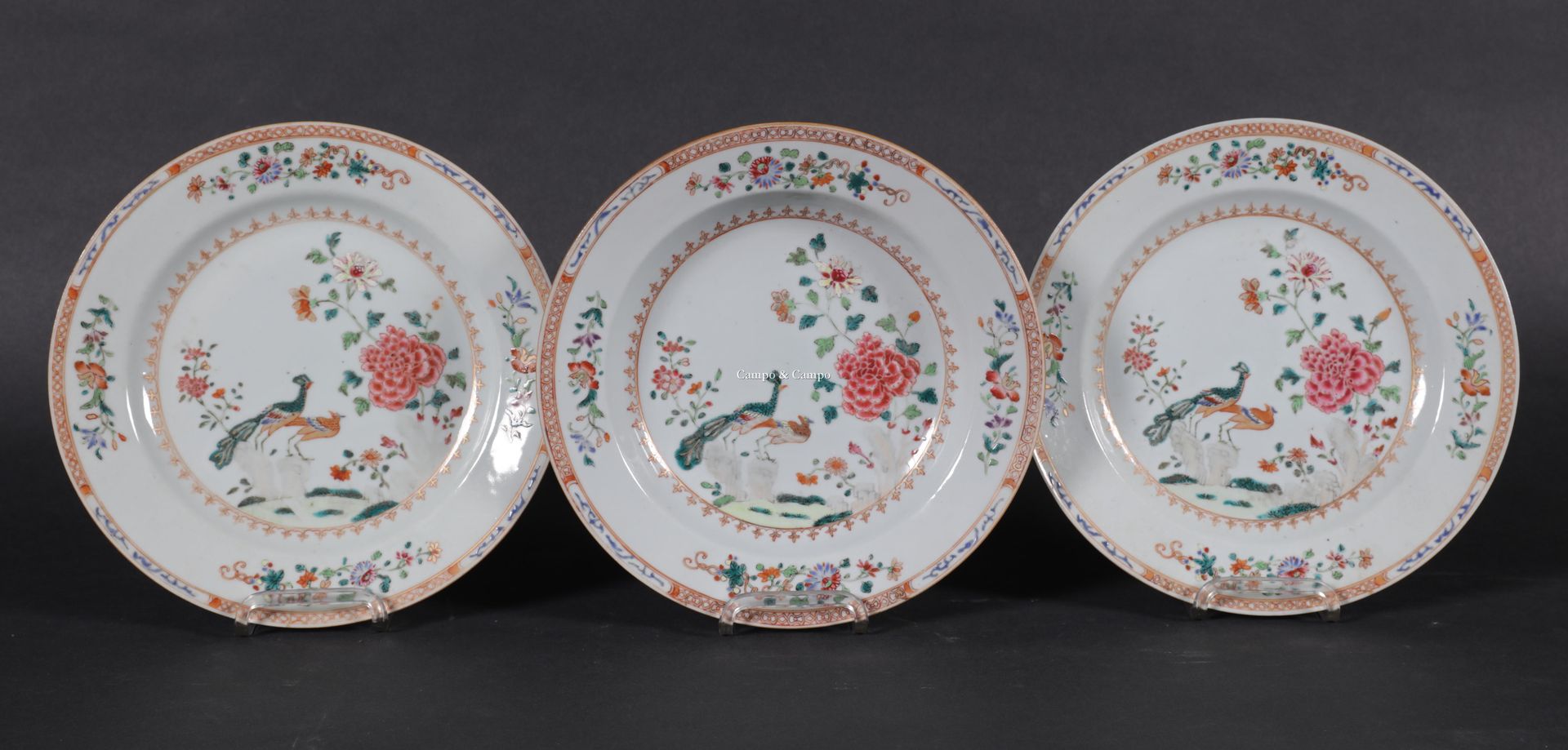 VARIA Trois assiettes en porcelaine de la Compagnie des Indes à décor de fleurs &hellip;