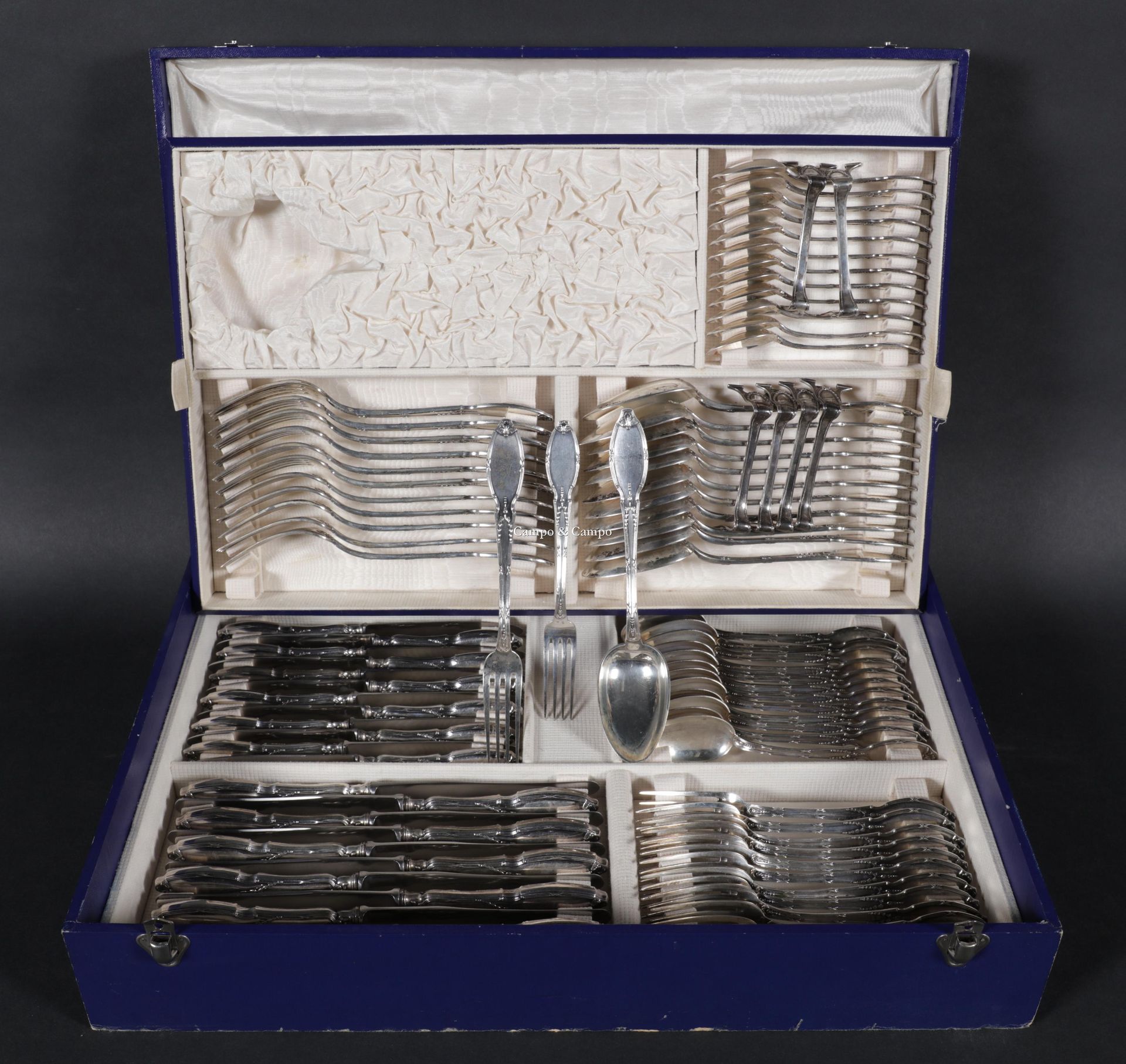VARIA Delheid银质餐具(A835)装在原来的箱子里，包括十二把叉子，十二把刀，十二把勺子，十二把甜点叉，十二把甜点勺，十二把甜点刀，六个餐具架和十二&hellip;