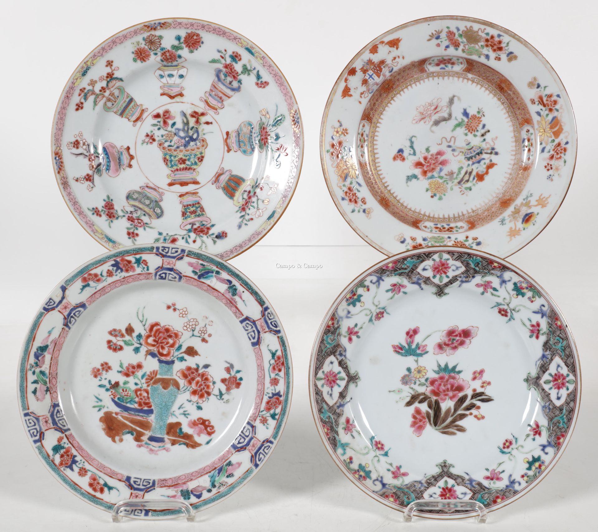VARIA Suite di quattro piatti in porcellana cinese con varie decorazioni in fami&hellip;