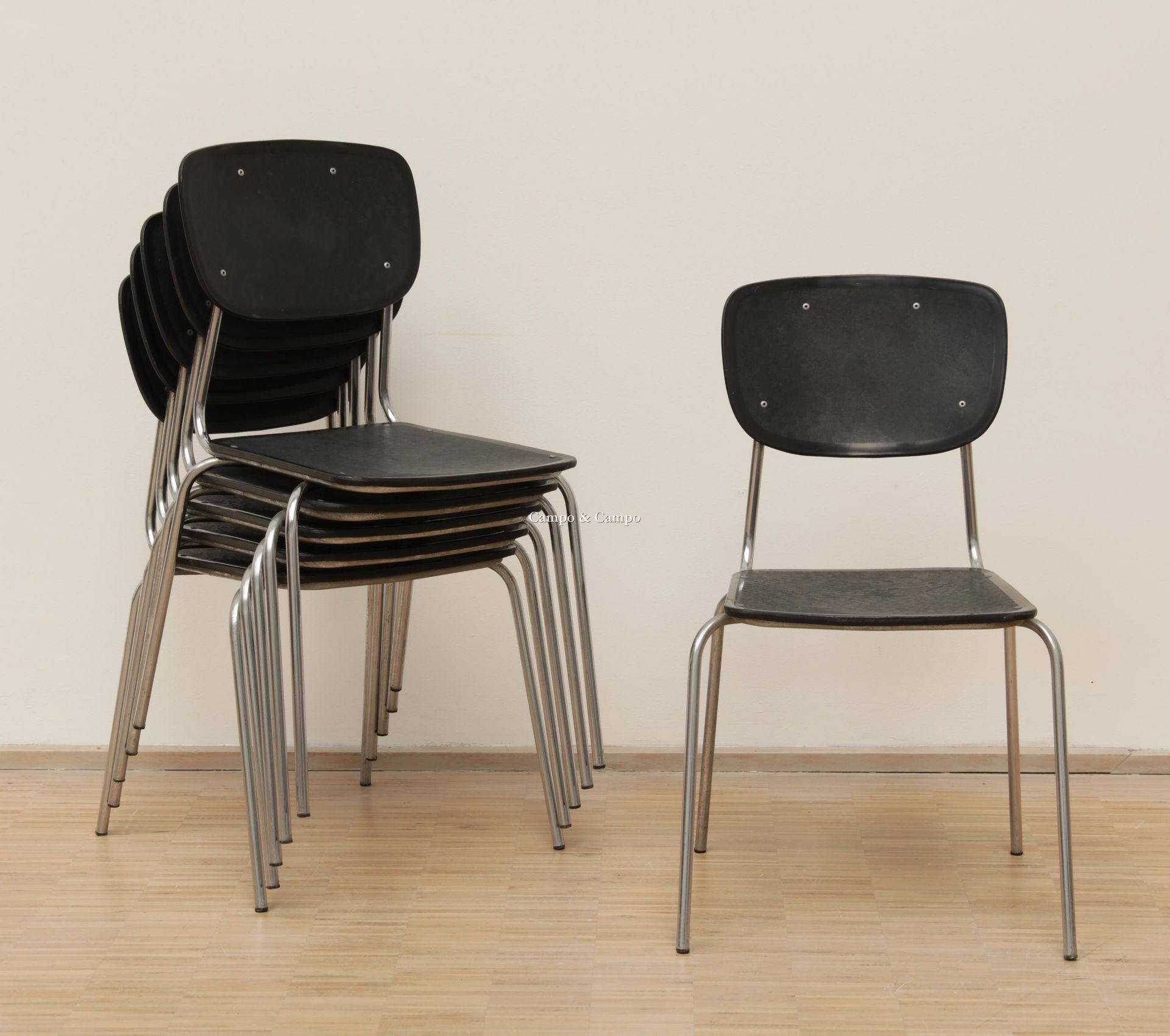 VARIA Lot de six chaises empilables, structure en aluminium à dossier et assise &hellip;