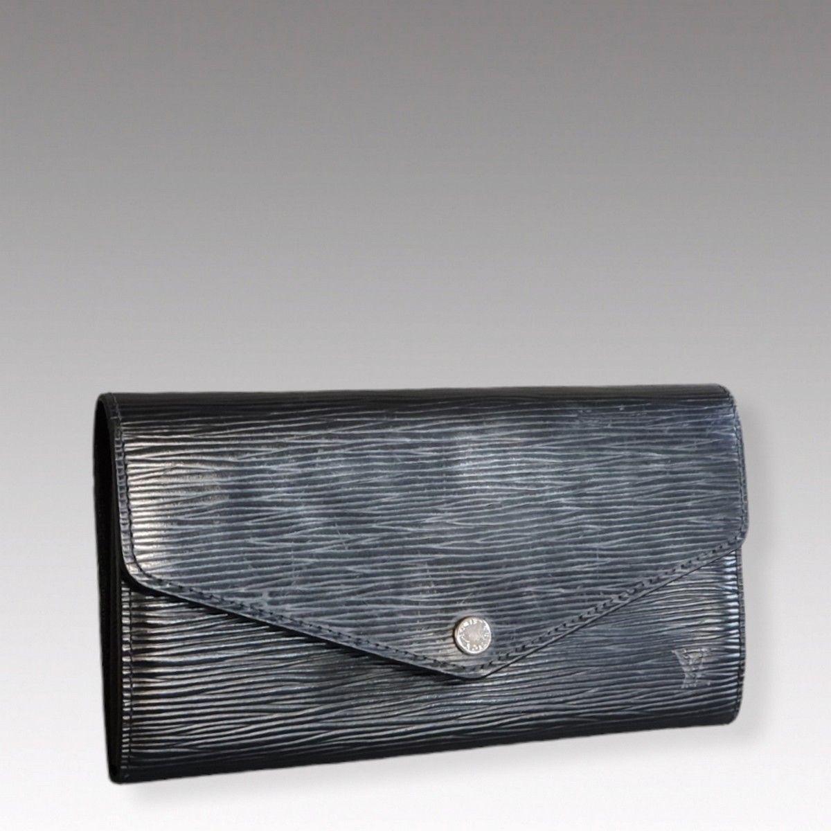 Null Louis VUITTON - "Sarah" wallet in black epi leather, snap closure on flap, &hellip;